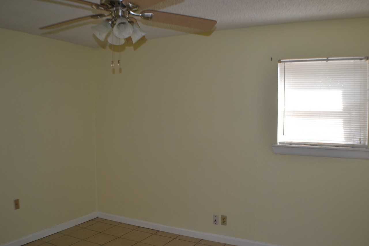 706 N Frisco Rd - Photo 2 of 12