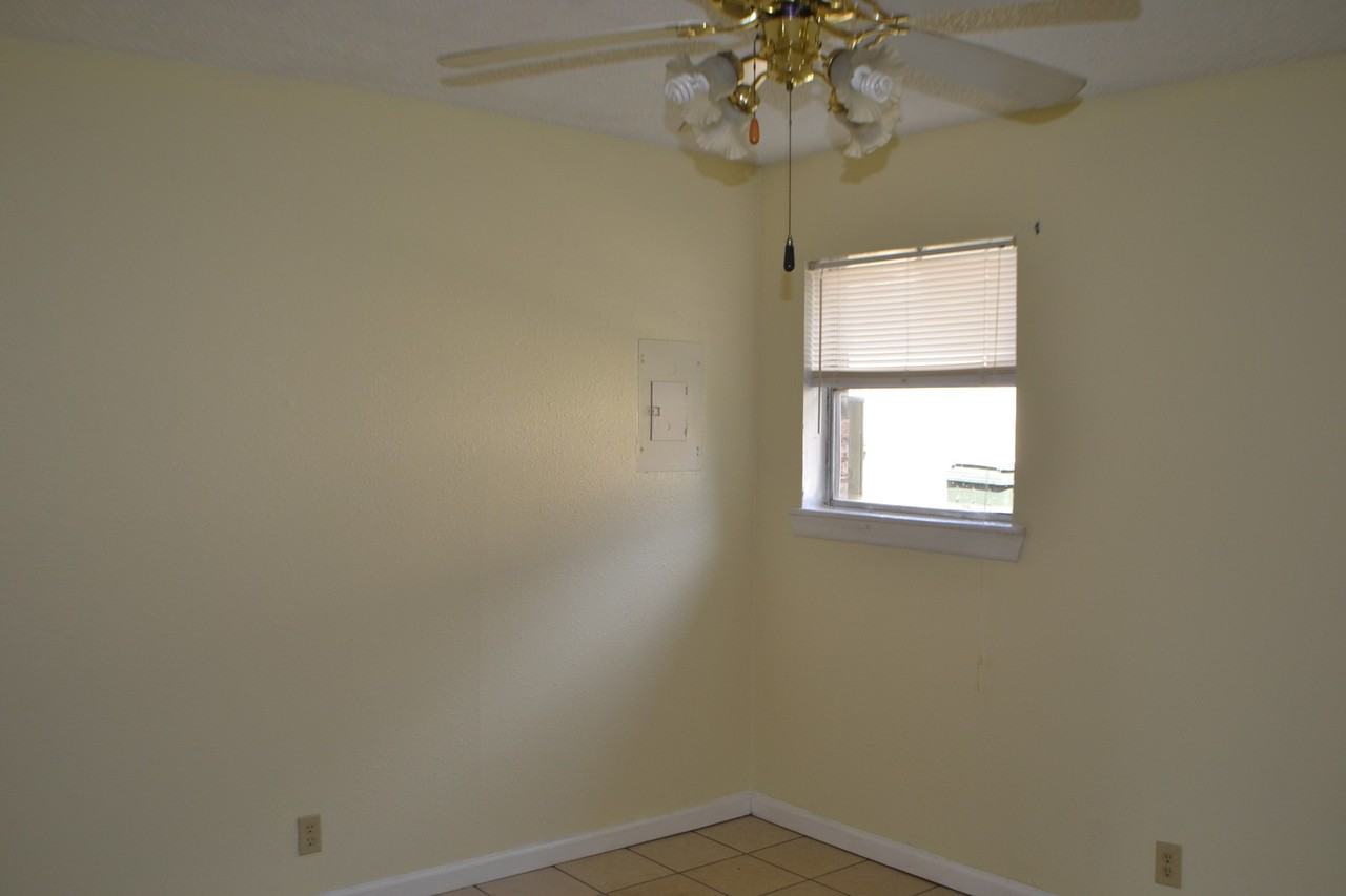 706 N Frisco Rd - Photo 3 of 12