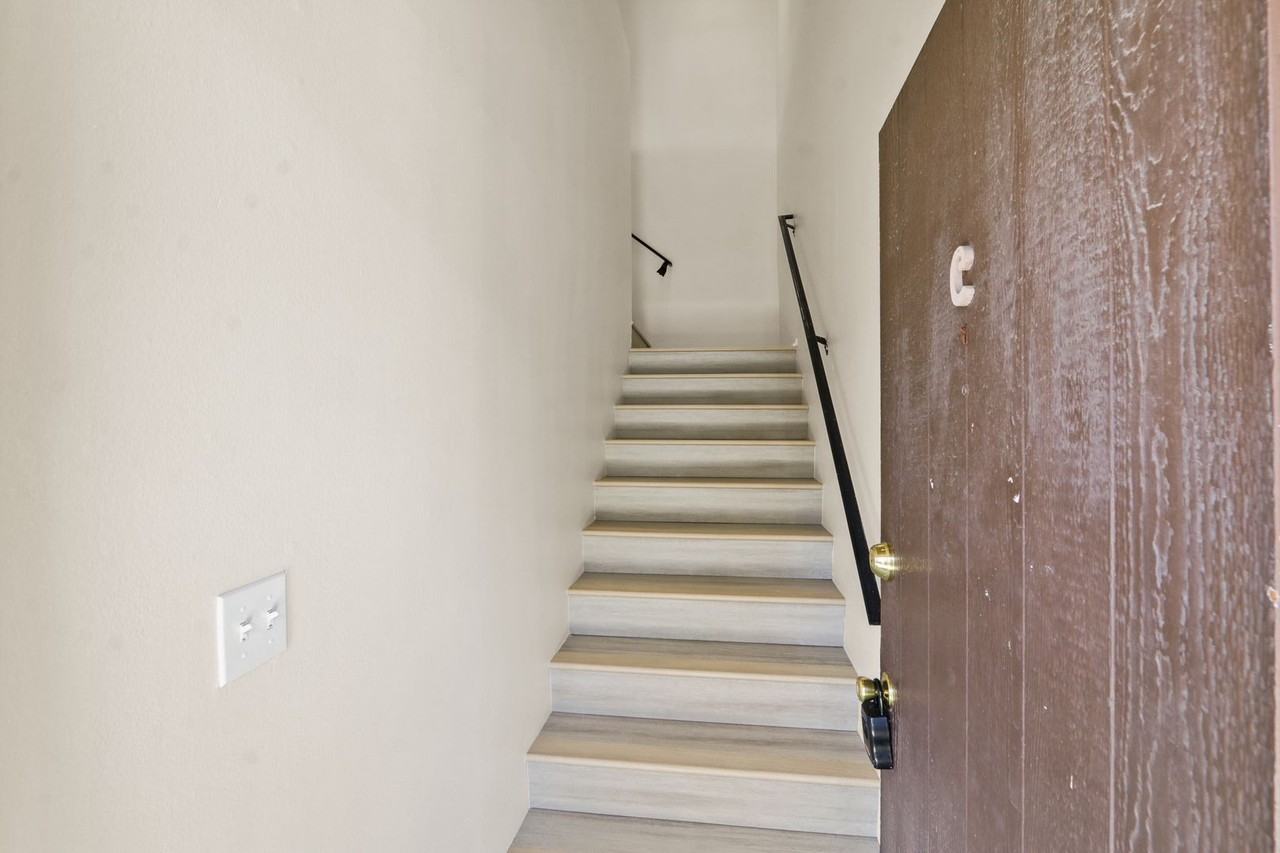 16842 Hoskins Ln - Photo 4 of 17