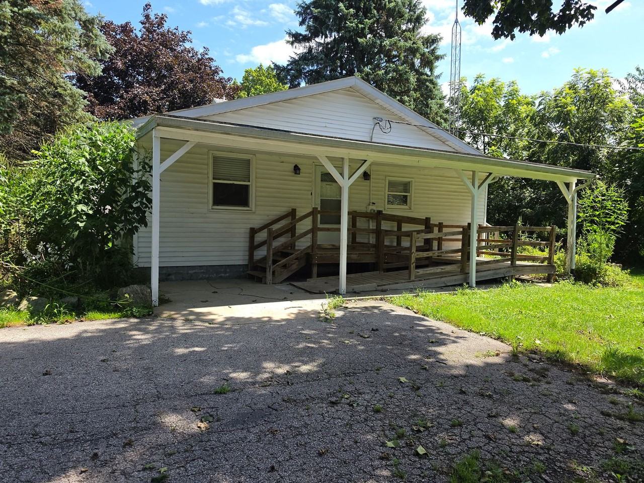 7028 Bailey Rd - Photo 2 of 41