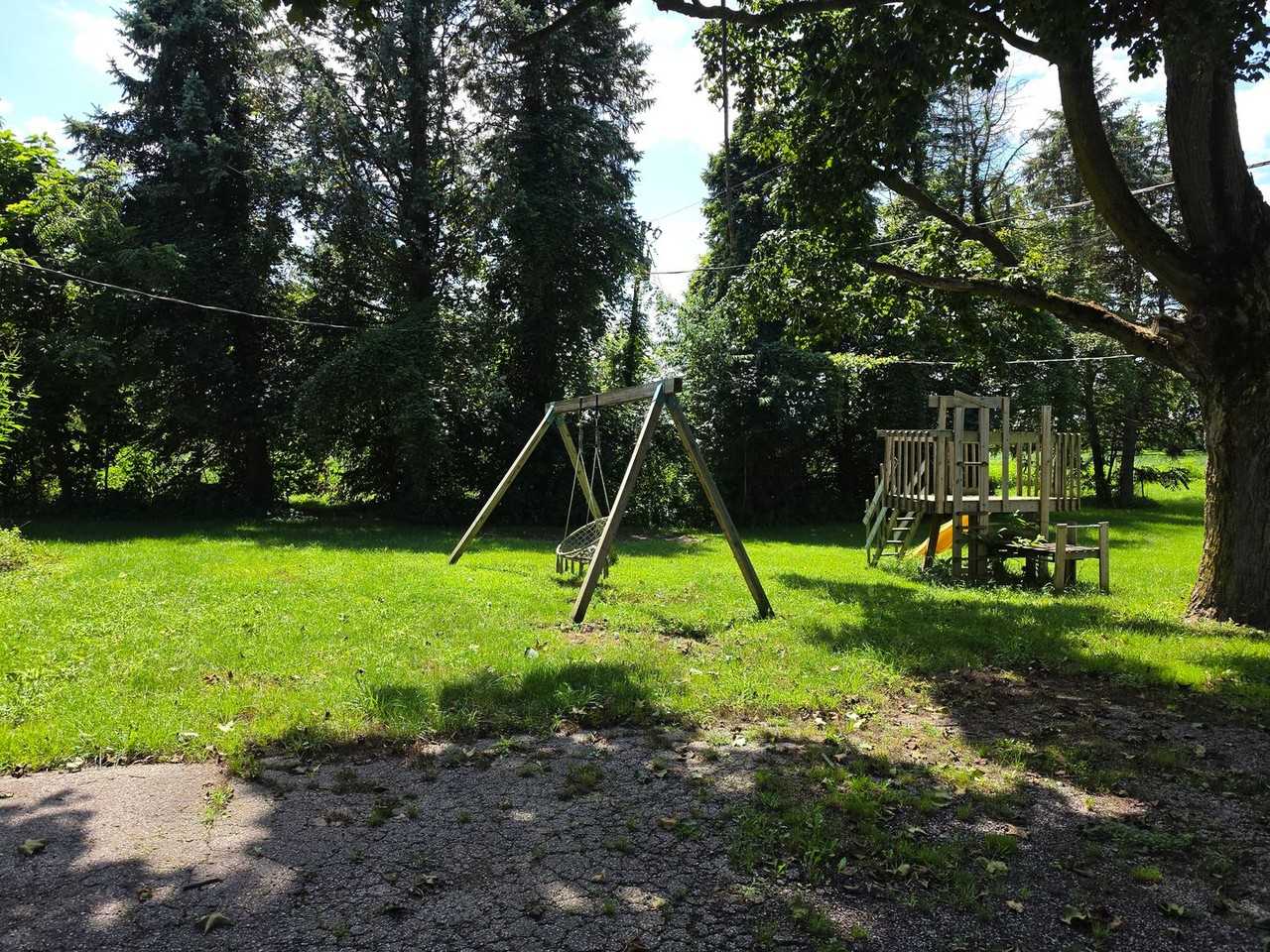 7028 Bailey Rd - Photo 3 of 41