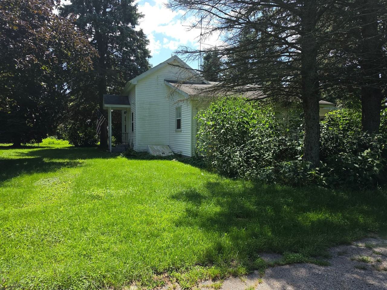 7028 Bailey Rd - Photo 6 of 41