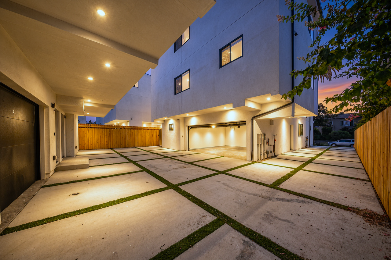 LUXURY TOWNHOMES IN PRIME LOCATION - Photo 3 of 50