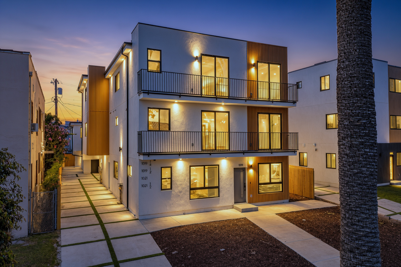 LUXURY TOWNHOMES IN PRIME LOCATION - Photo 4 of 50