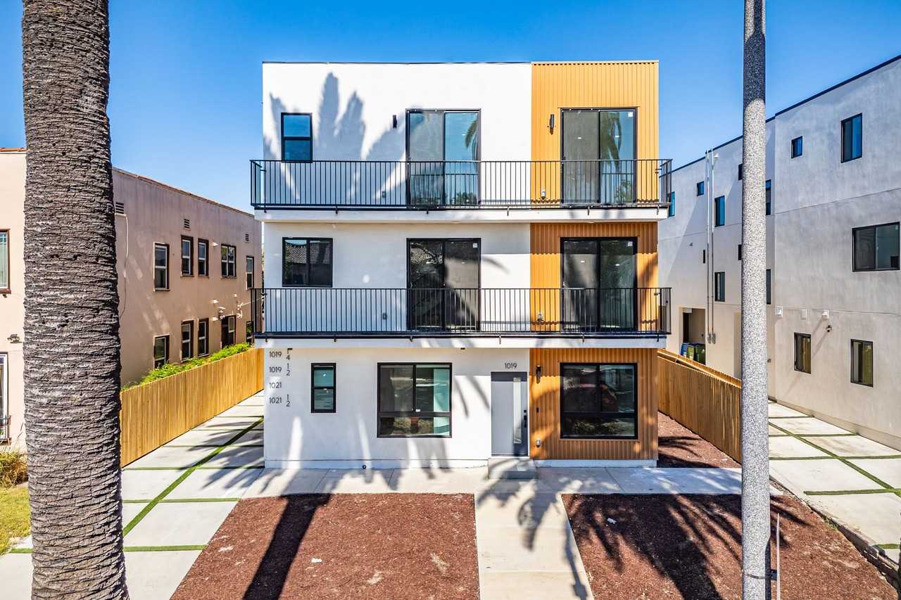 LUXURY TOWNHOMES IN PRIME LOCATION - Photo 5 of 50