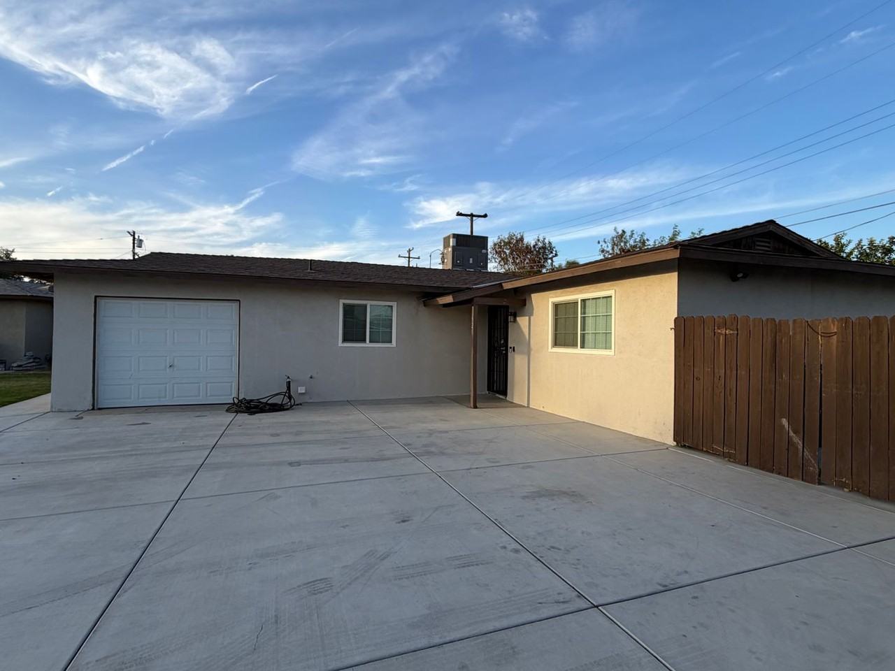 921 Hill St - Photo 5 of 50