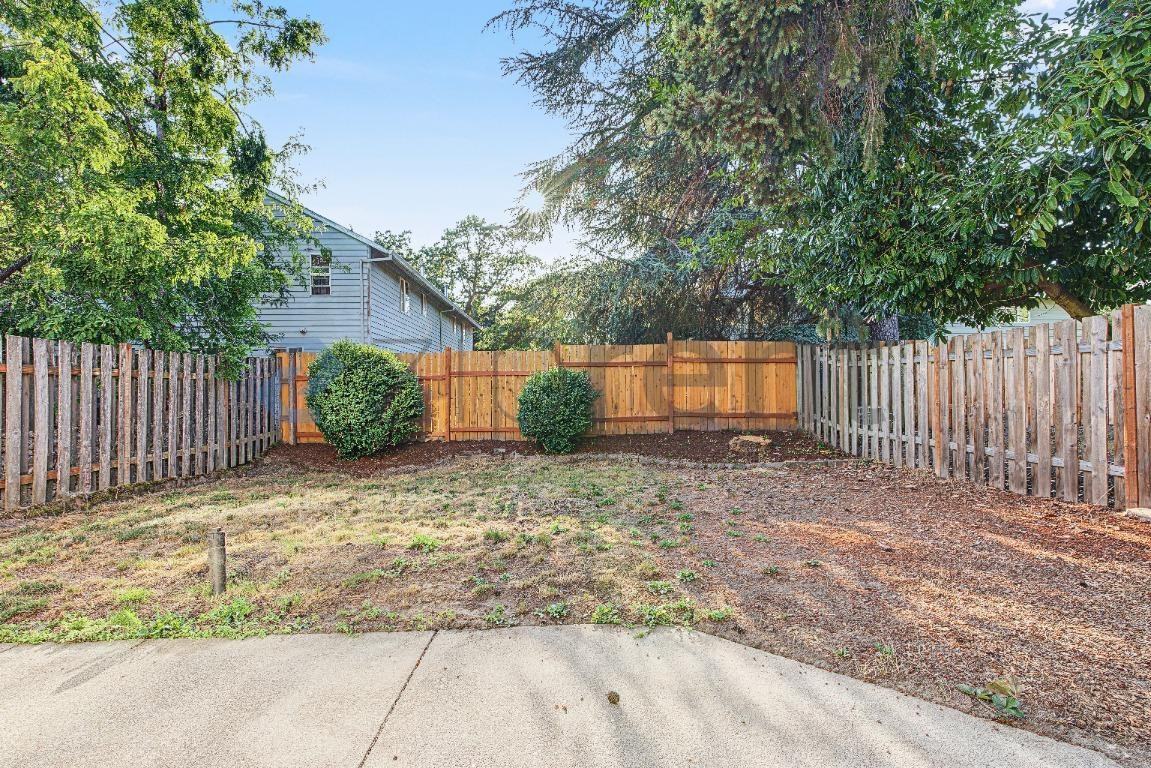 803 Ne 70th Ave - Photo 5 of 23