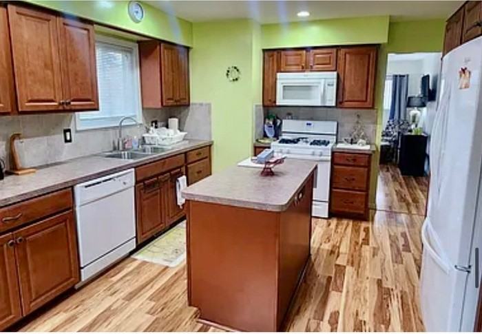 475 Conway St - Photo 4 of 20