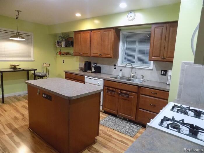 475 Conway St - Photo 5 of 20
