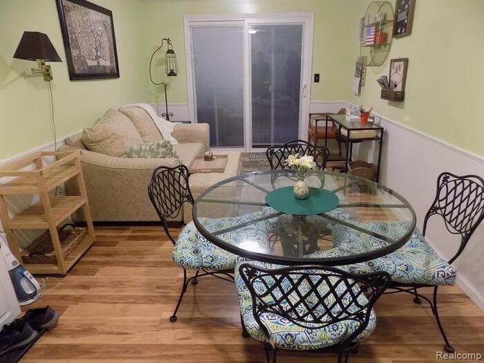 475 Conway St - Photo 7 of 20