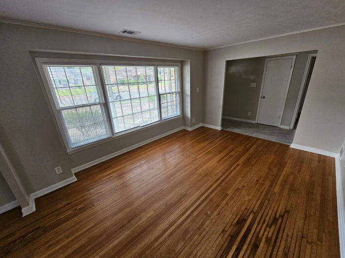5566 Forsyth Dr - Photo 2 of 29