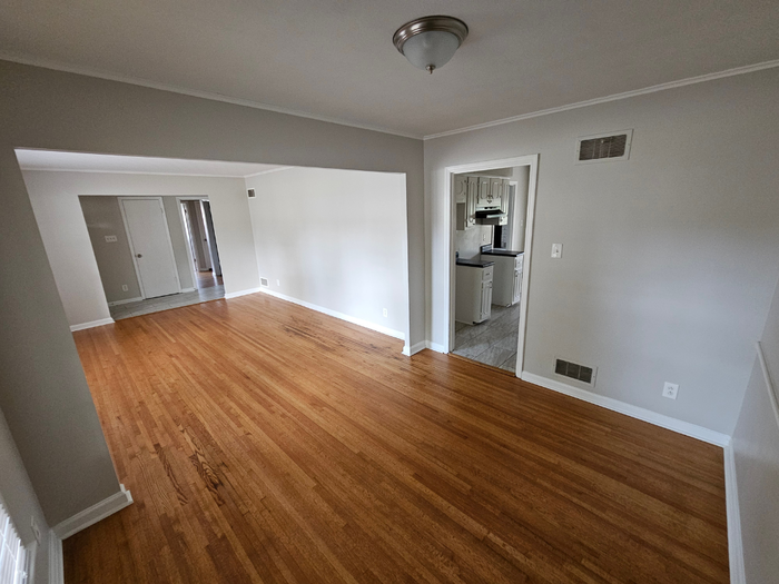 5566 Forsyth Dr - Photo 4 of 29