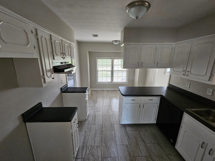 5566 Forsyth Dr - Photo 5 of 29