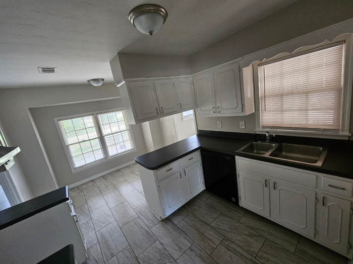 5566 Forsyth Dr - Photo 6 of 29