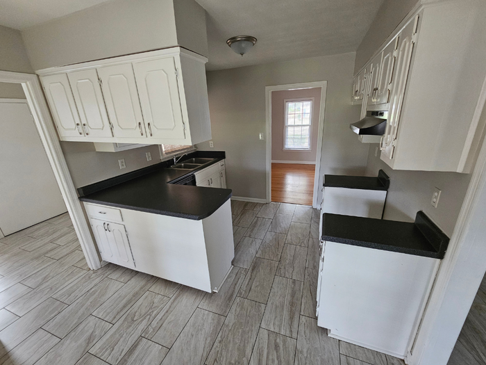5566 Forsyth Dr - Photo 7 of 29
