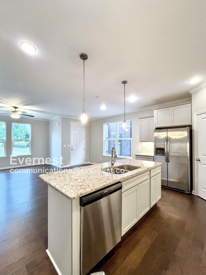 533 Moore Ave - Photo 4 of 26