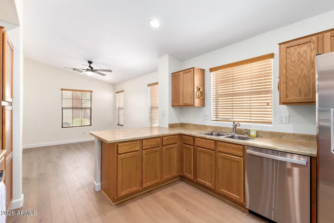 3286 E Franklin Ave - Photo 4 of 34