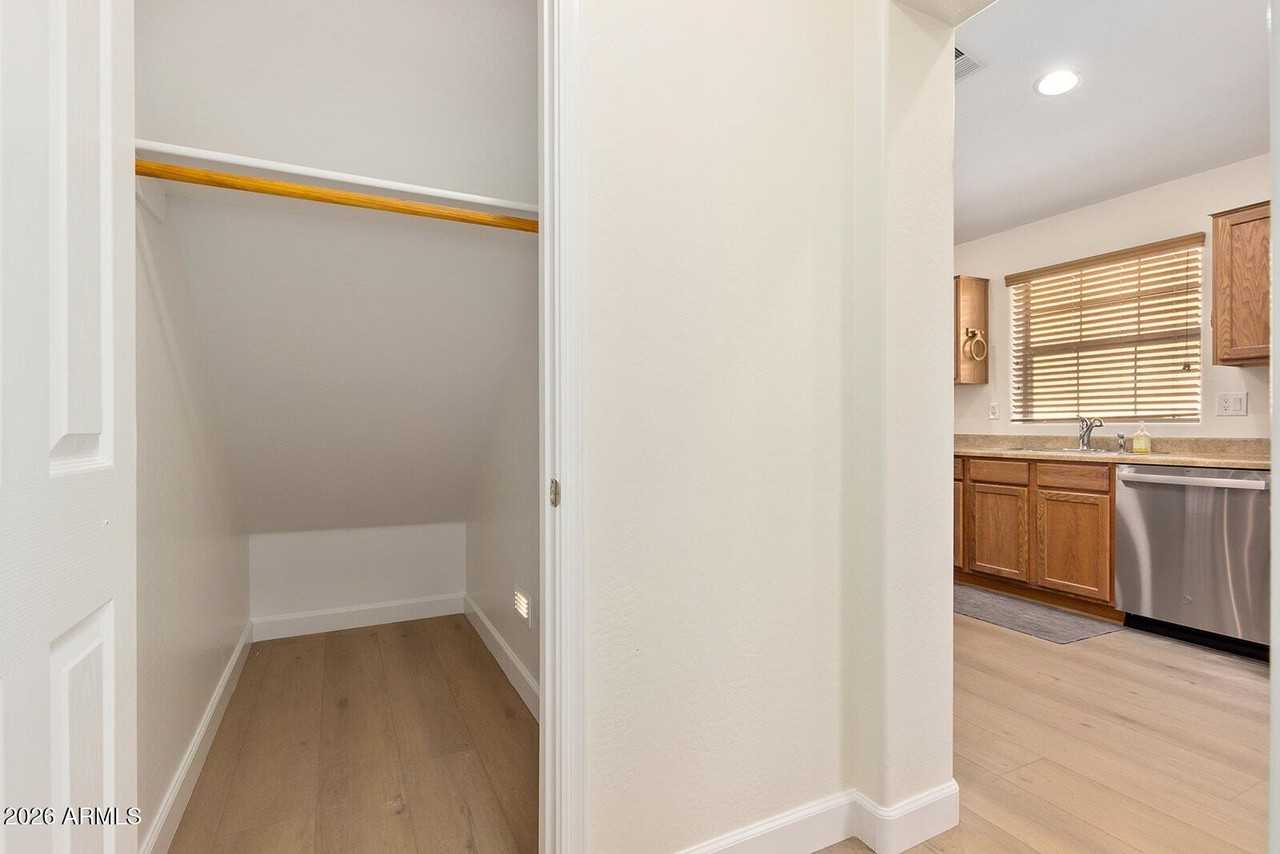3286 E Franklin Ave - Photo 6 of 34
