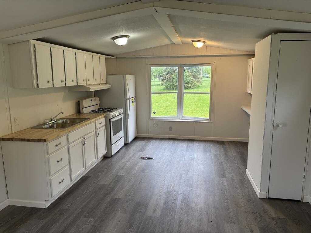 1351 Lawsonham Rd - Photo 2 of 10