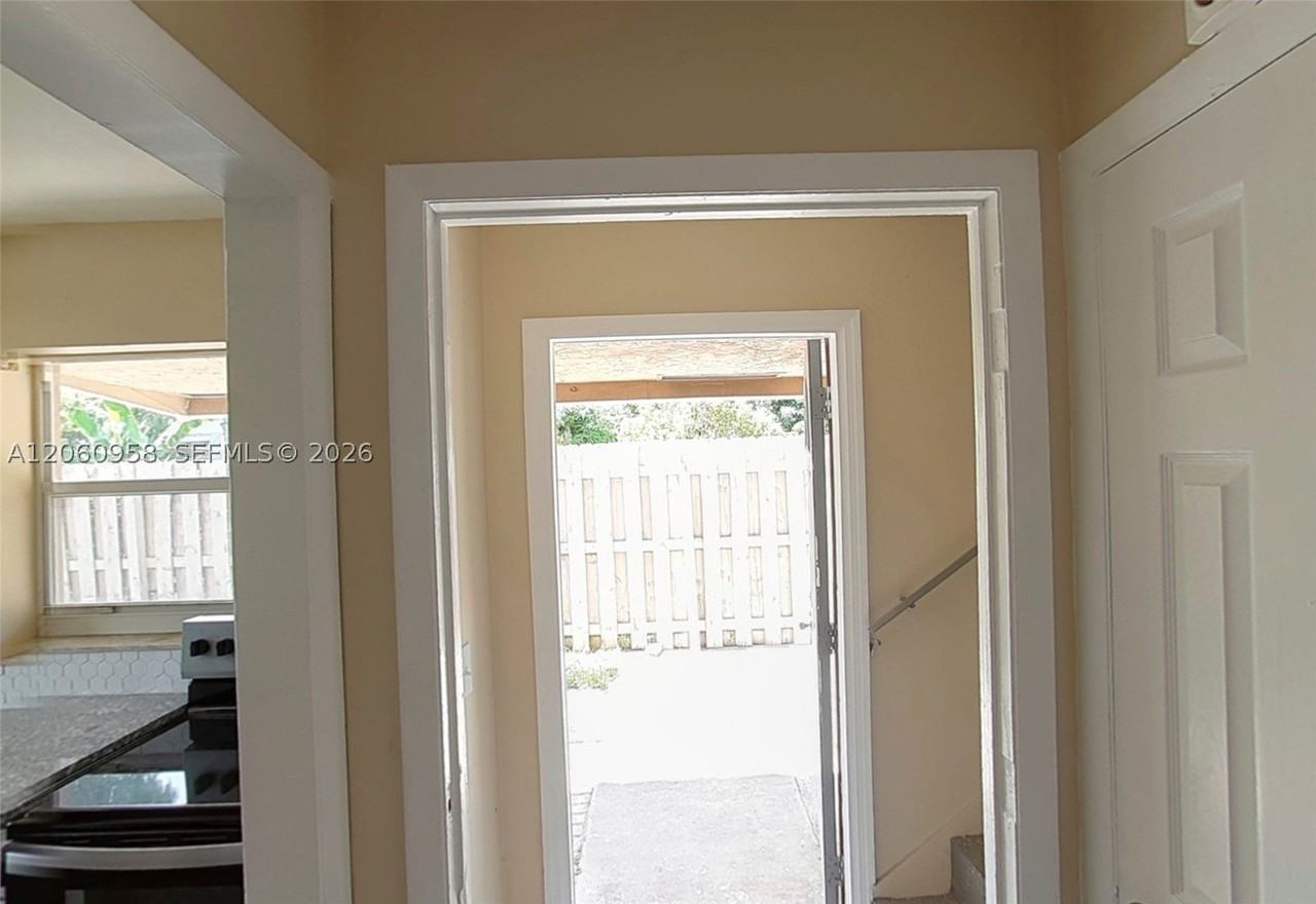 1029 S C St #1029-1031 - Photo 3 of 4