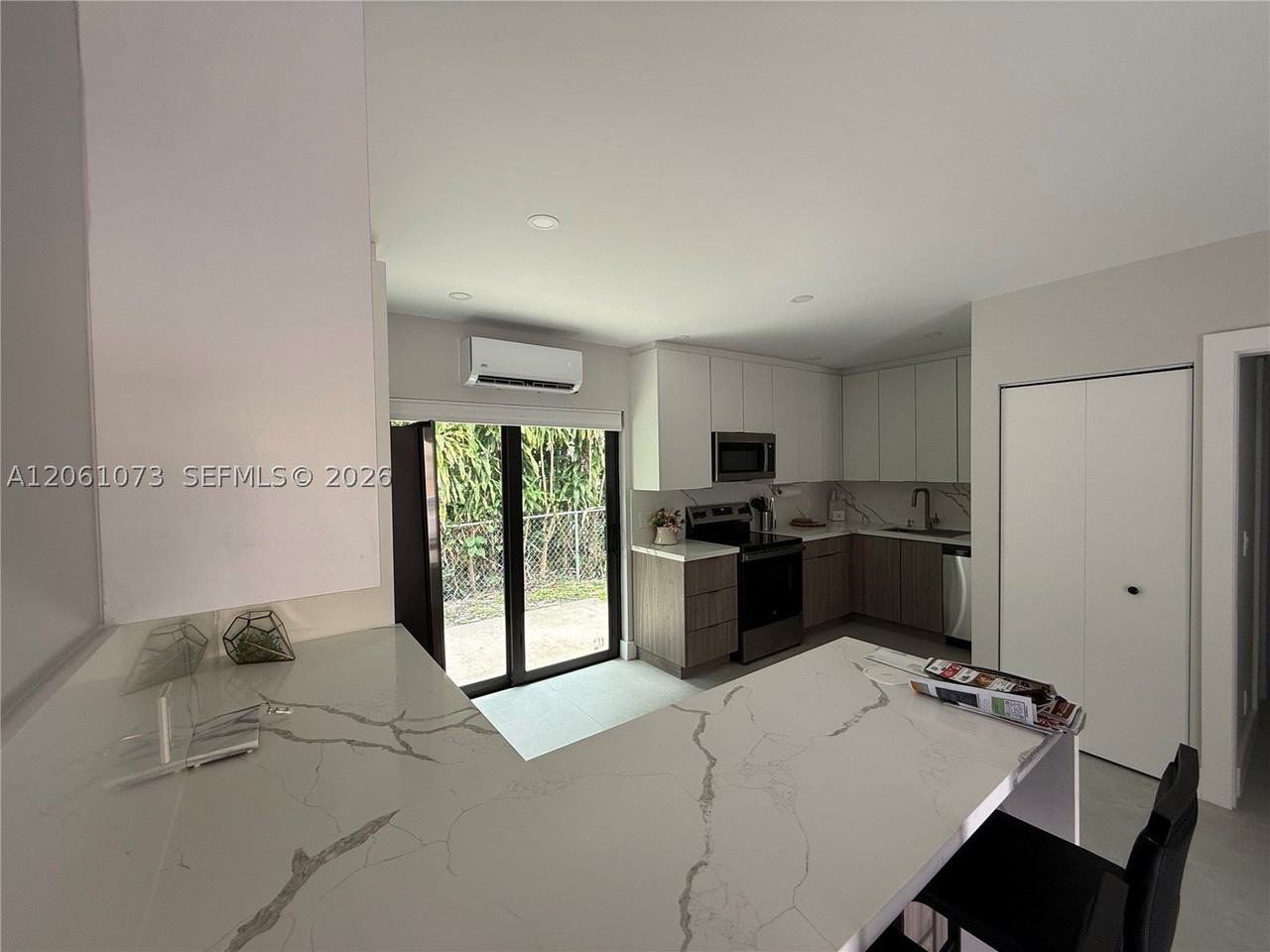 1050 Ne 9th Ave #4 - Photo 3 of 11