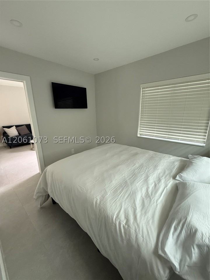 1050 Ne 9th Ave #4 - Photo 6 of 11