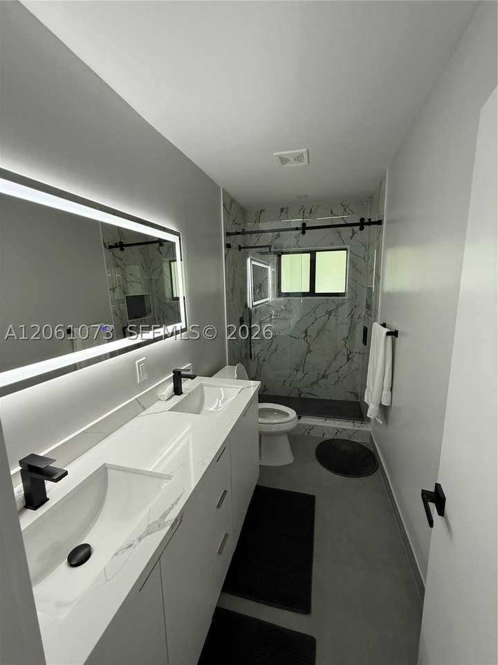 1050 Ne 9th Ave #4 - Photo 7 of 11