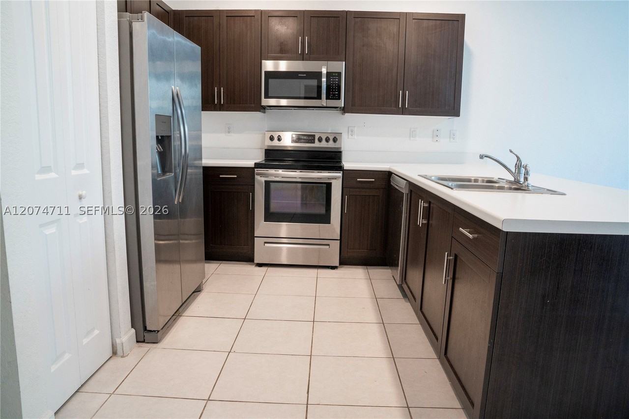 2683 Se 19th St - Photo 2 of 18
