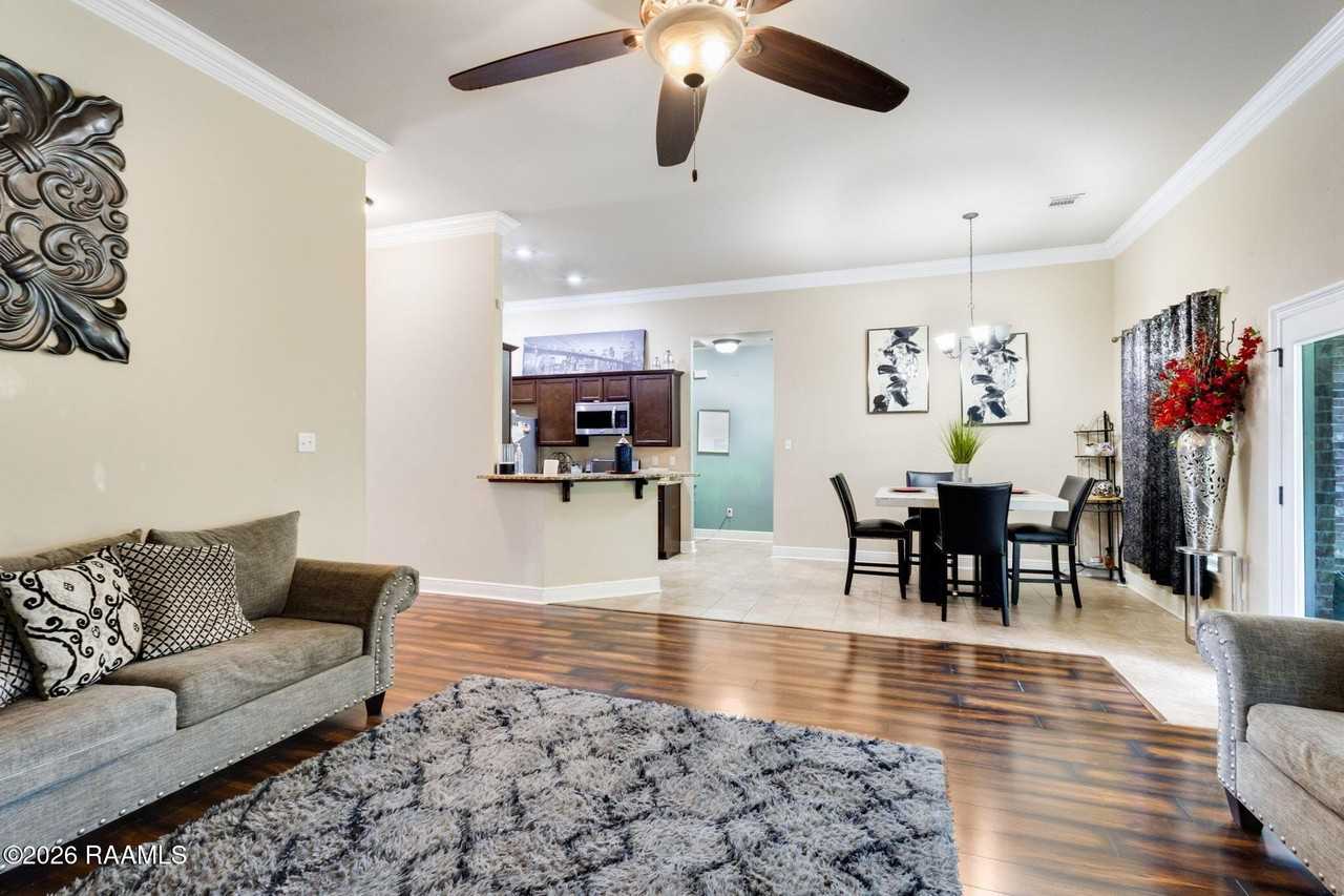 114 Clover Leaf Dr - Photo 2 of 17