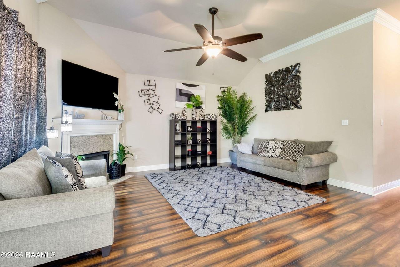 114 Clover Leaf Dr - Photo 4 of 17