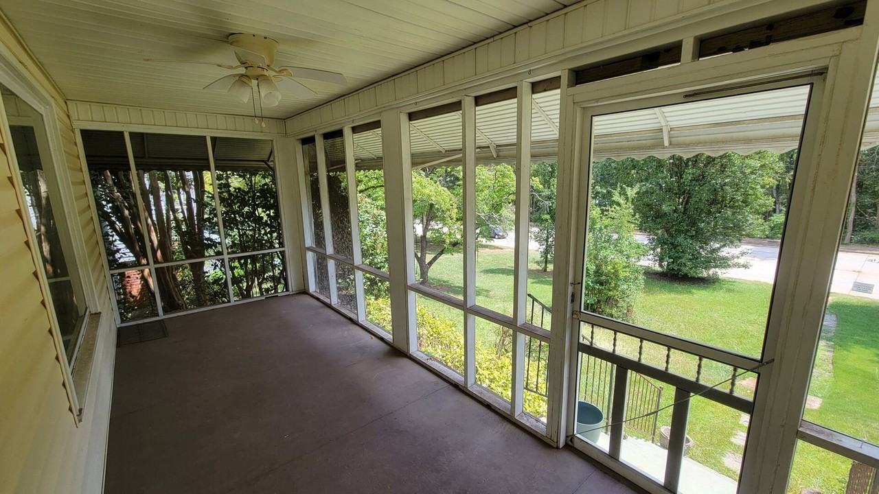 522 Grove Rd - Photo 2 of 9