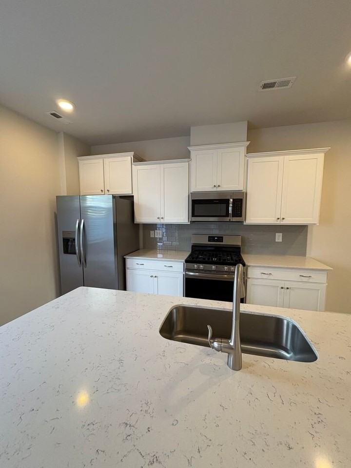 408 Couchell Pl - Photo 5 of 23