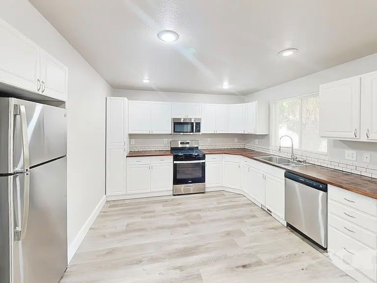 2615 Northeast 97th Circle - Photo 4 of 7