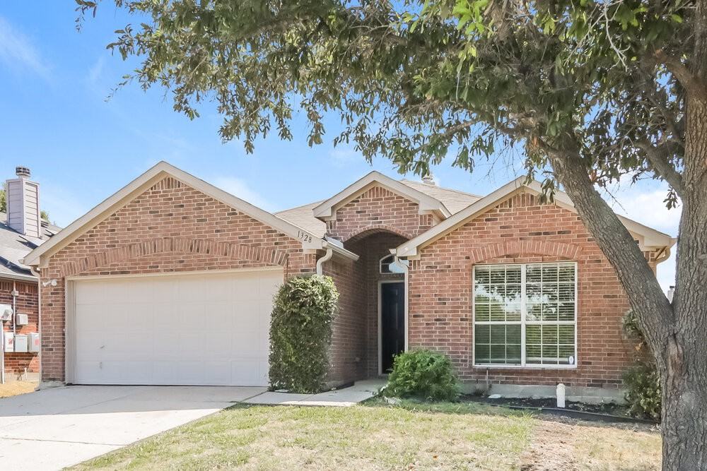 1328 Riviera Dr - Photo 3 of 16