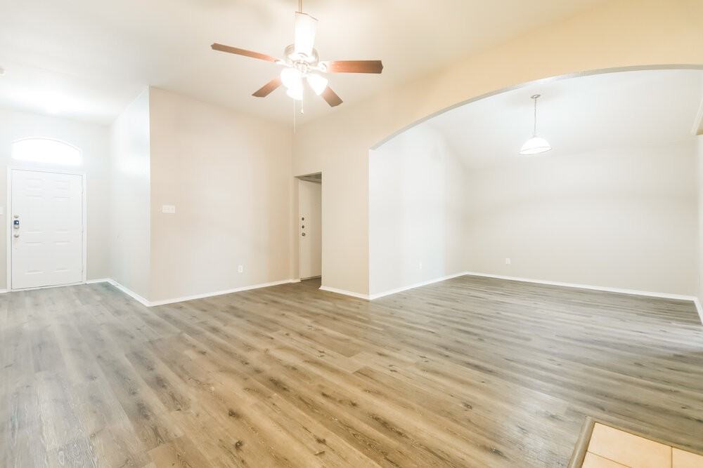 1328 Riviera Dr - Photo 5 of 16