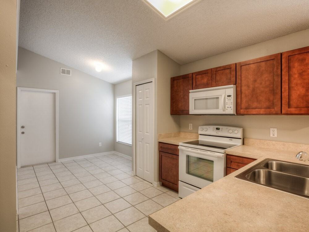13628 Emeraldview Dr - Photo 4 of 16