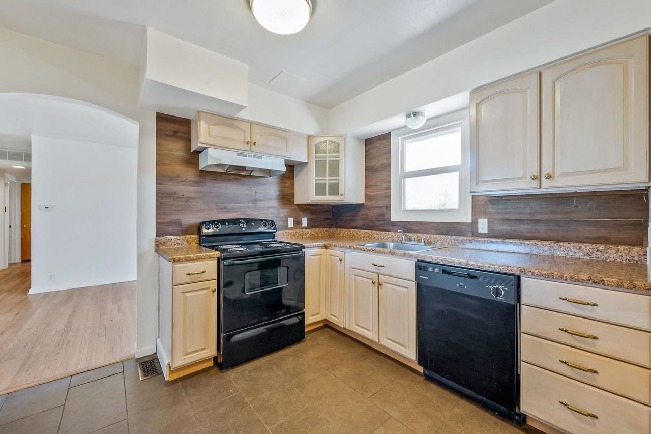 3036 W Prospect Rd - Photo 4 of 10