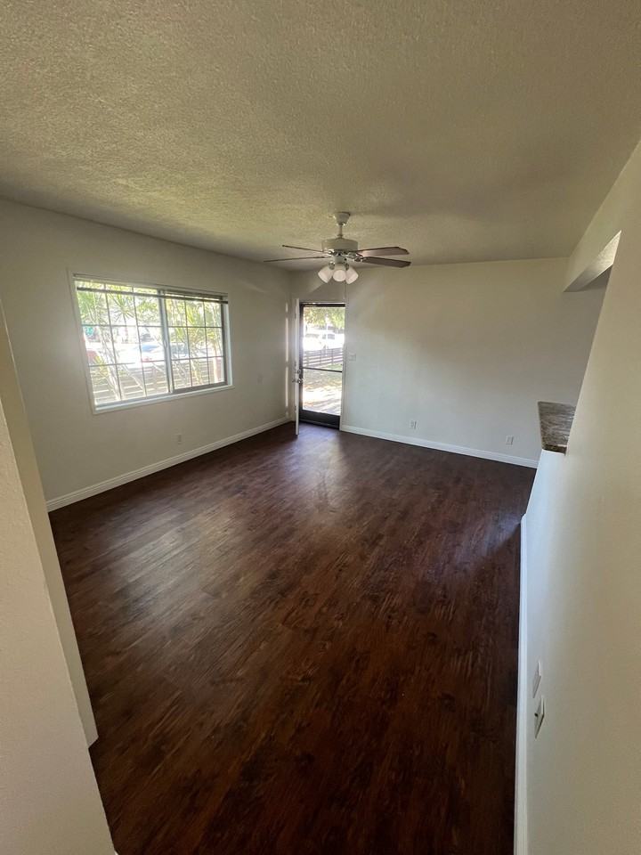 370 358, 362, 366,W. Truslow Ave #358-4 - Photo 5 of 10