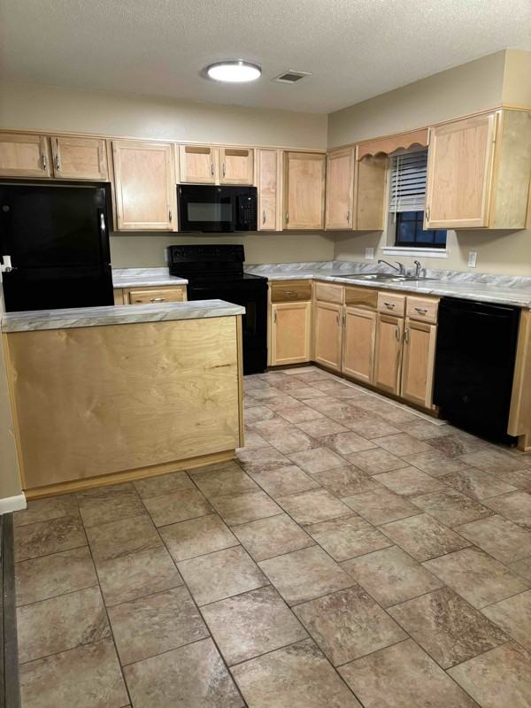 633 Melanie St - Photo 2 of 16