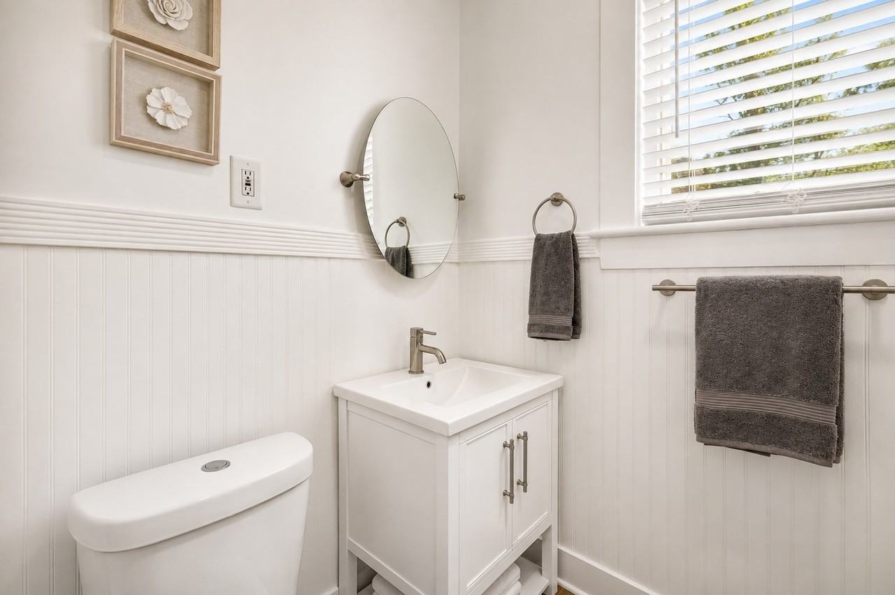 1004 E 33rd St - Photo 5 of 24