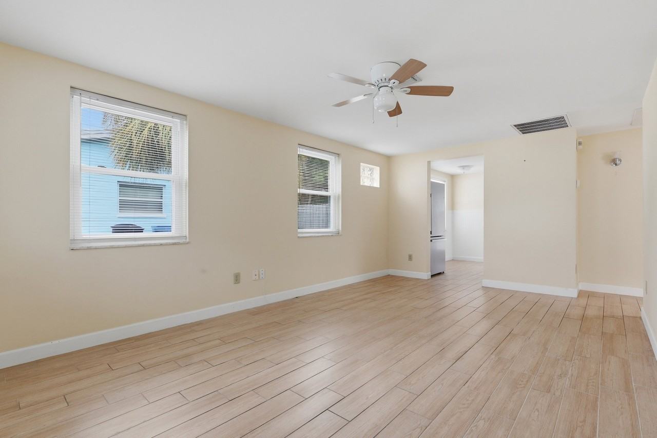 624 Holly Ct - Photo 3 of 20