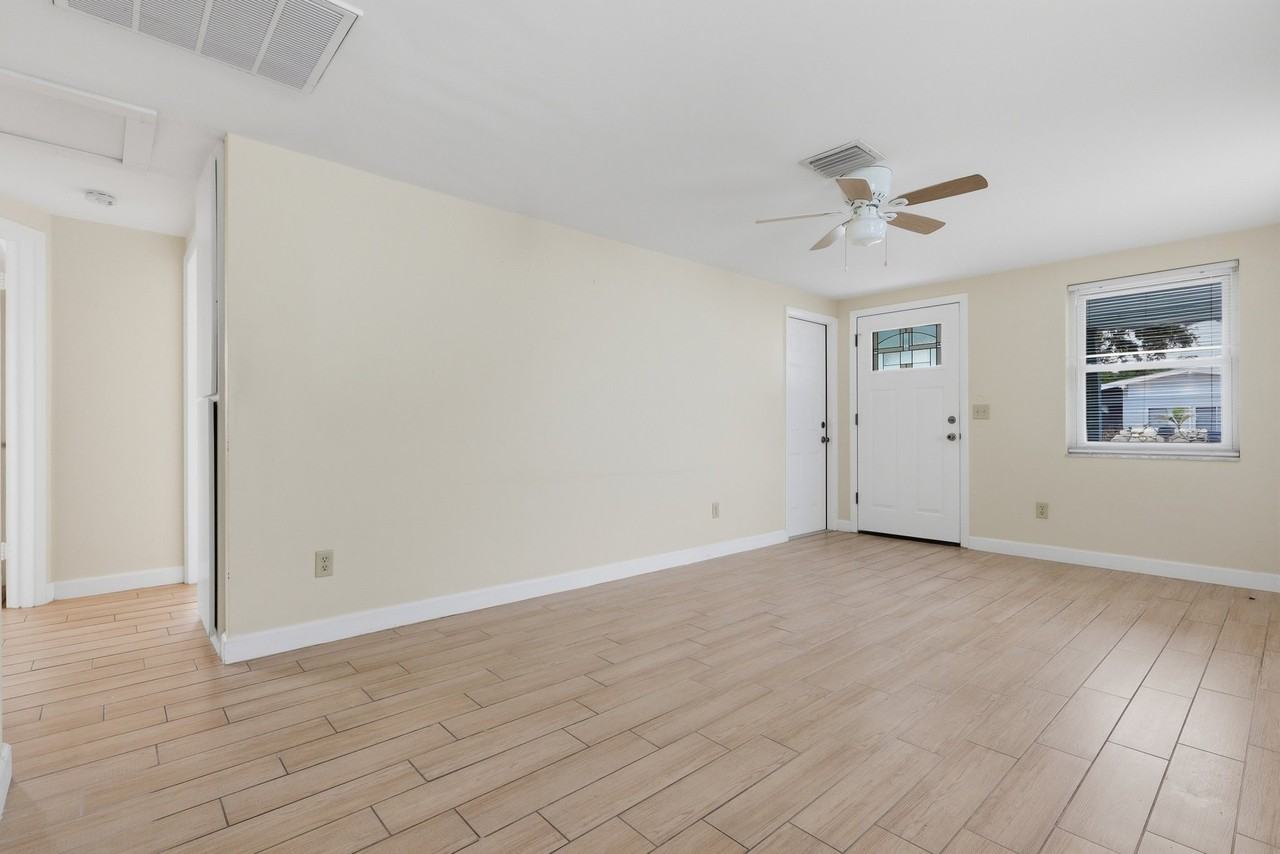 624 Holly Ct - Photo 4 of 20