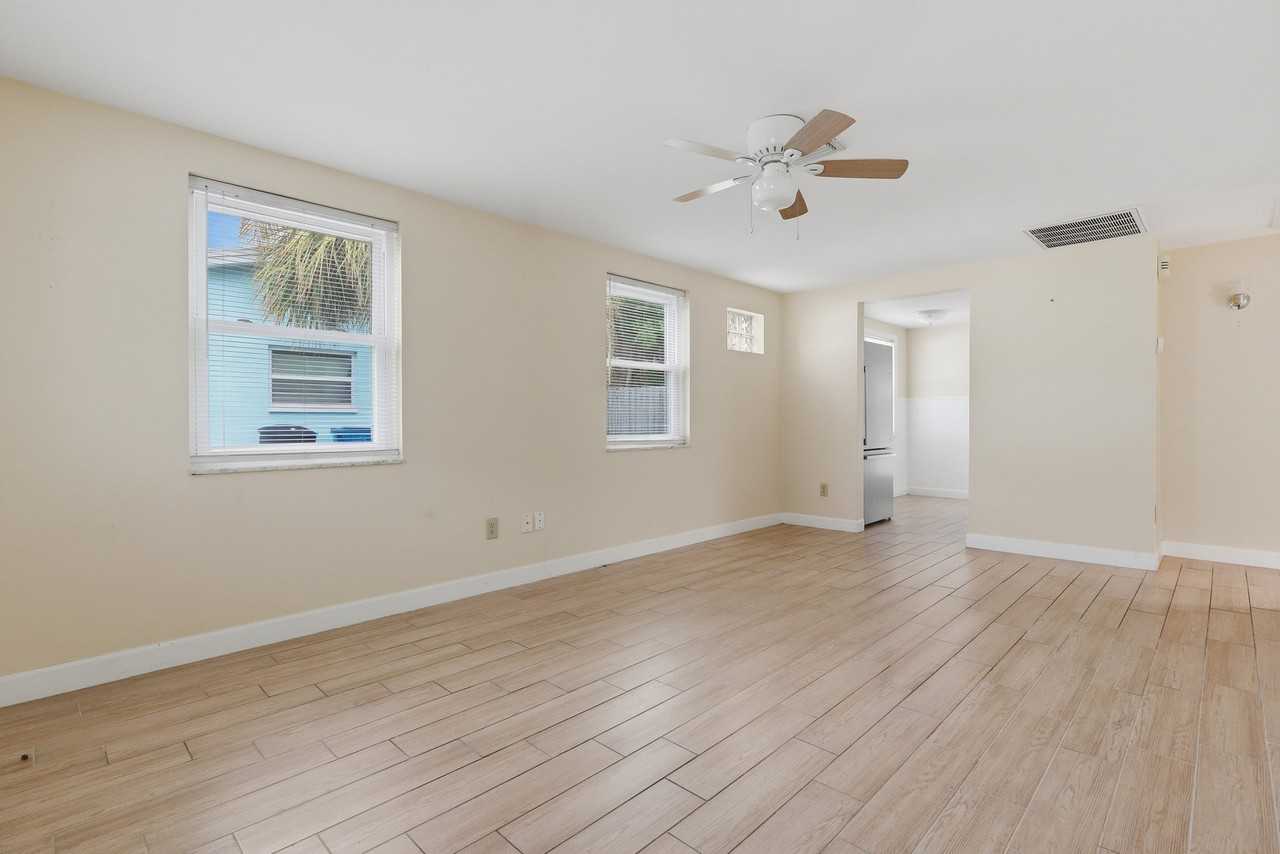 624 Holly Ct - Photo 5 of 20