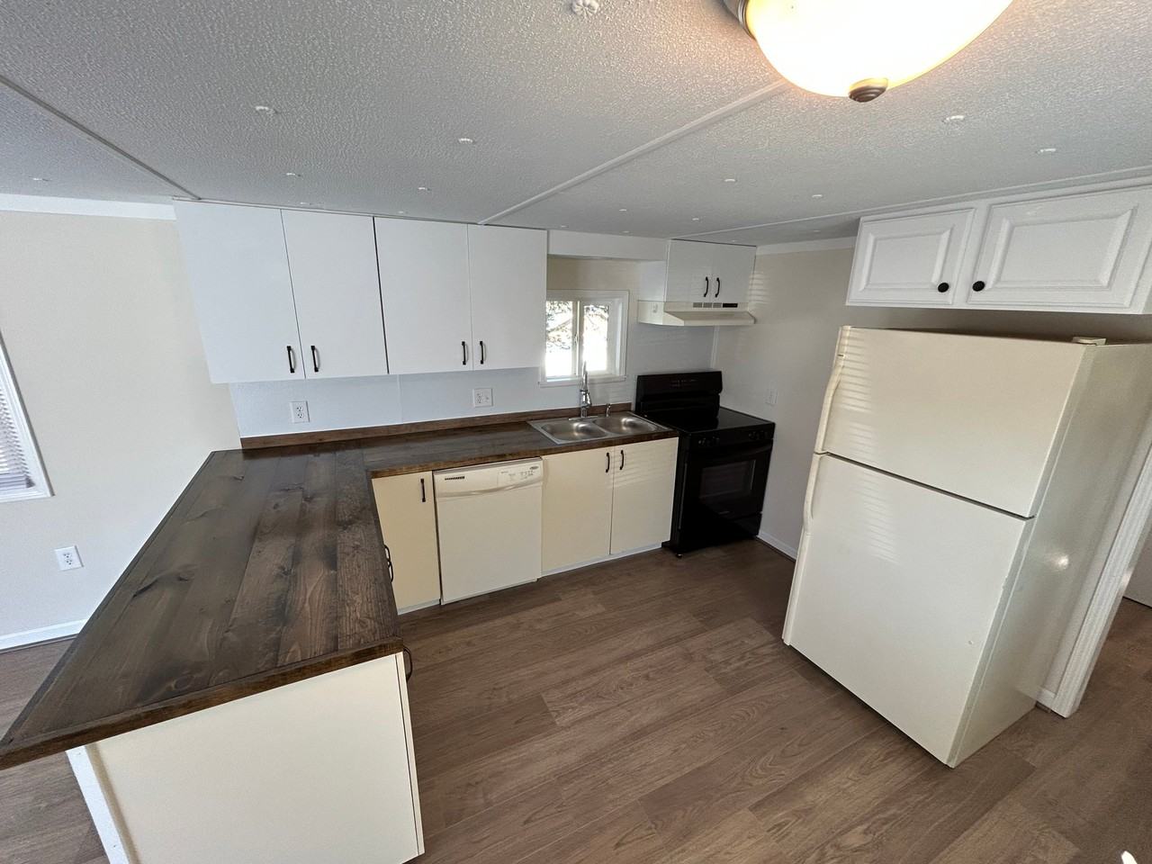 221 E 40th St - Photo 4 of 13