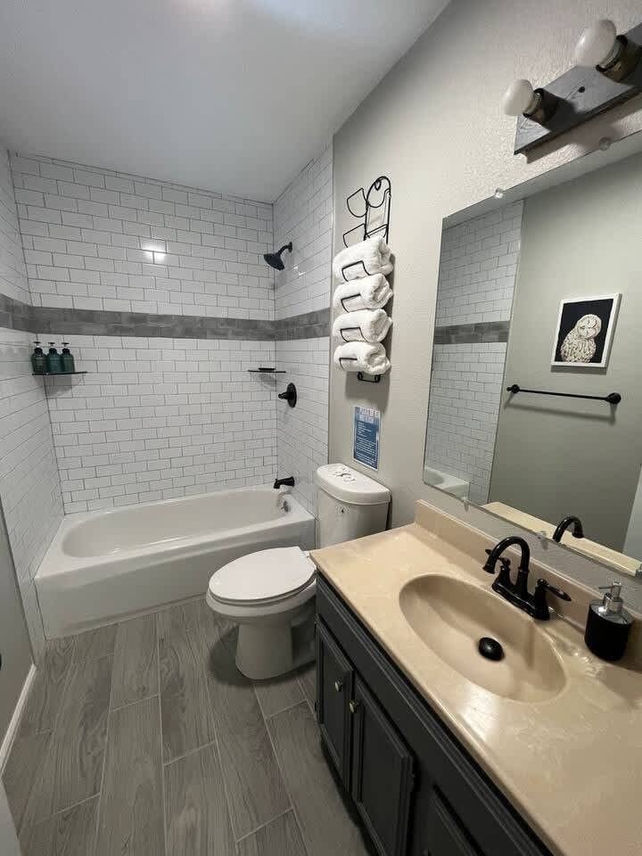 7850 Greenwood Blvd #B - Photo 2 of 9