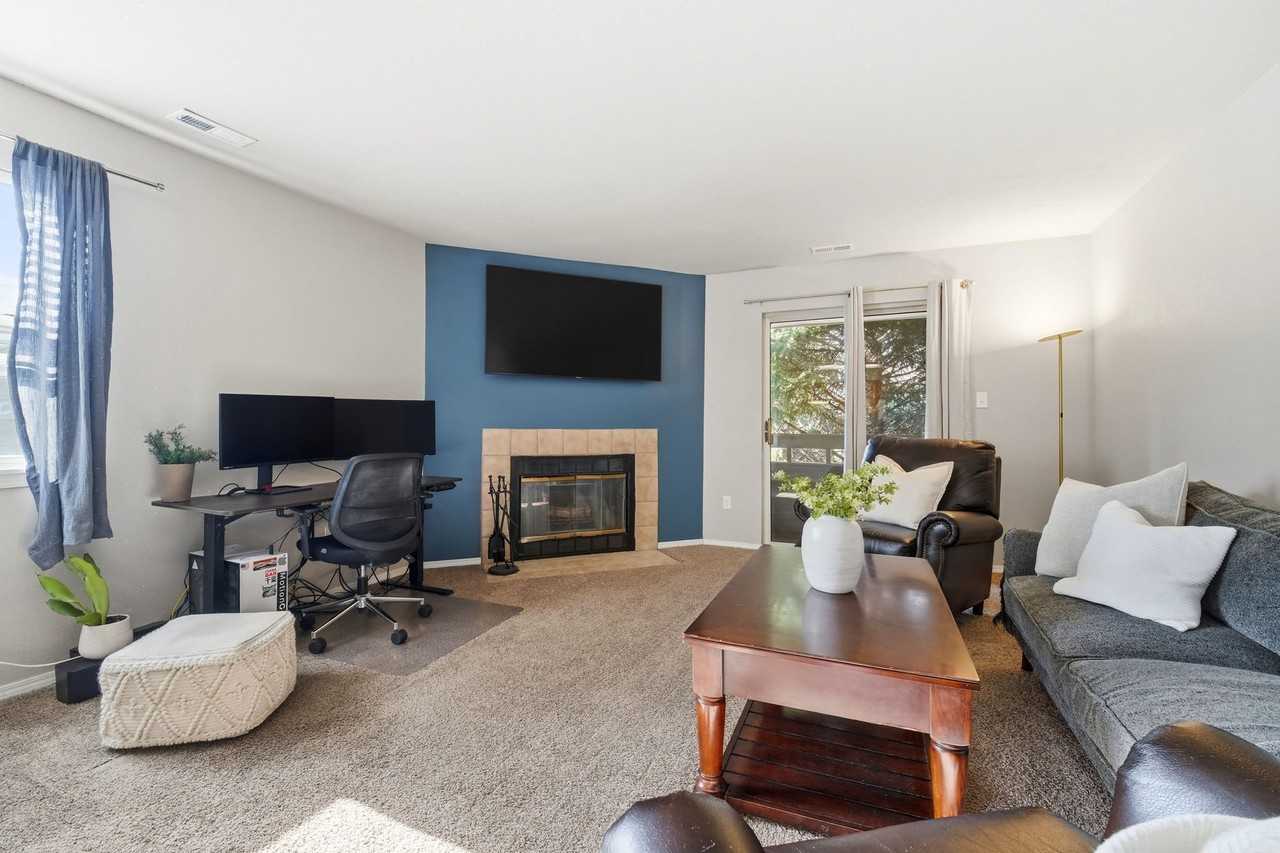 4357 Hunting Meadows Cir - Photo 4 of 20