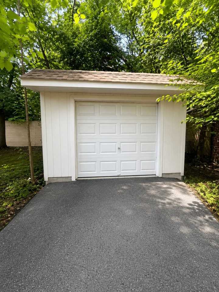1462 Parkhill Rd - Photo 4 of 25