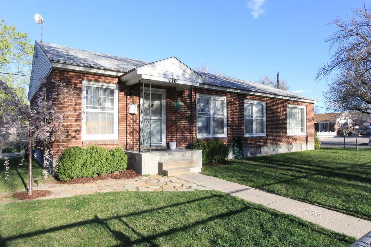 710 N Oakley St - Photo 2 of 11