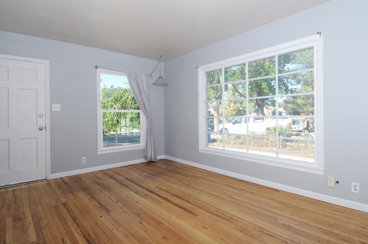 710 N Oakley St - Photo 3 of 11