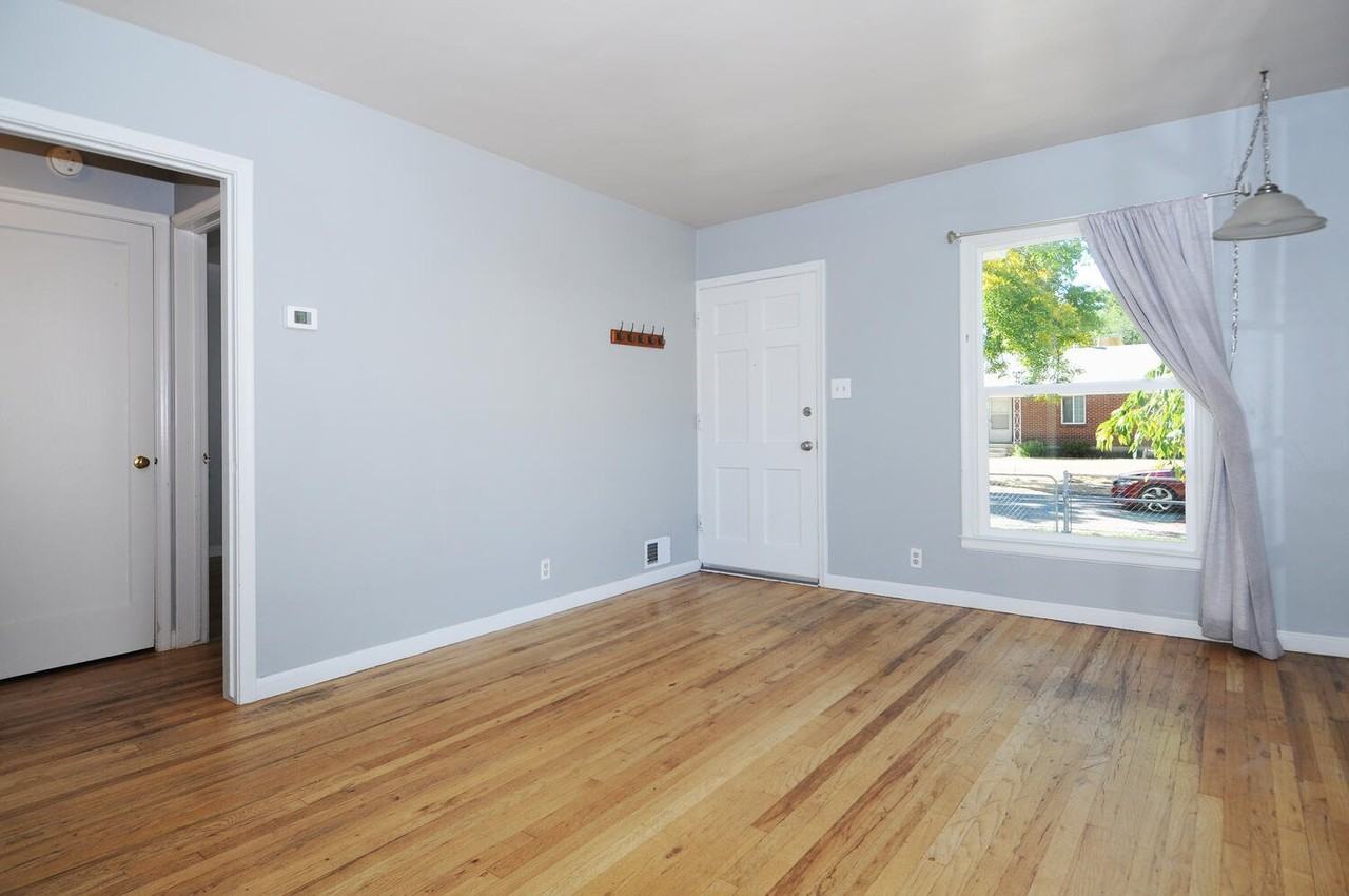 710 N Oakley St - Photo 4 of 11
